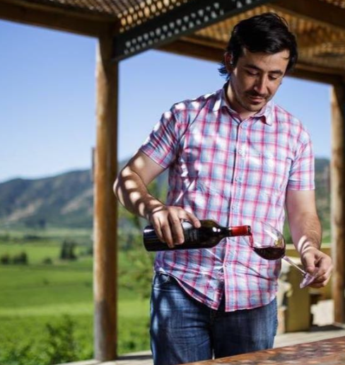 Diego Guzmán, viticulteur avec un verre de vin rouge